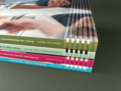 Vier Buchcovers und Buchrücken