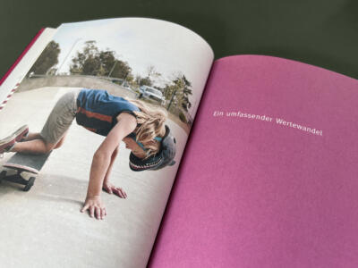 Detailaufnahme einer Trennseite mit Bild